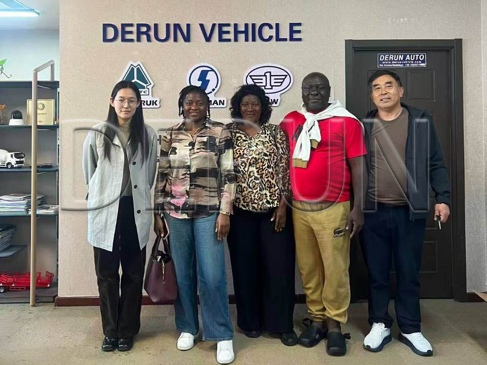 Clients from Gabon Visited Derun Auto and Purchased Five Trucks