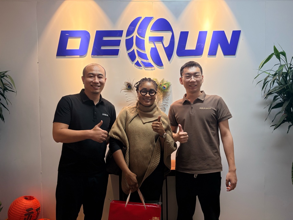 Guinean Clients Visited Derun and Signed a Contract for Sinotruk Howo 6x4 Tractor Truck and Trailers